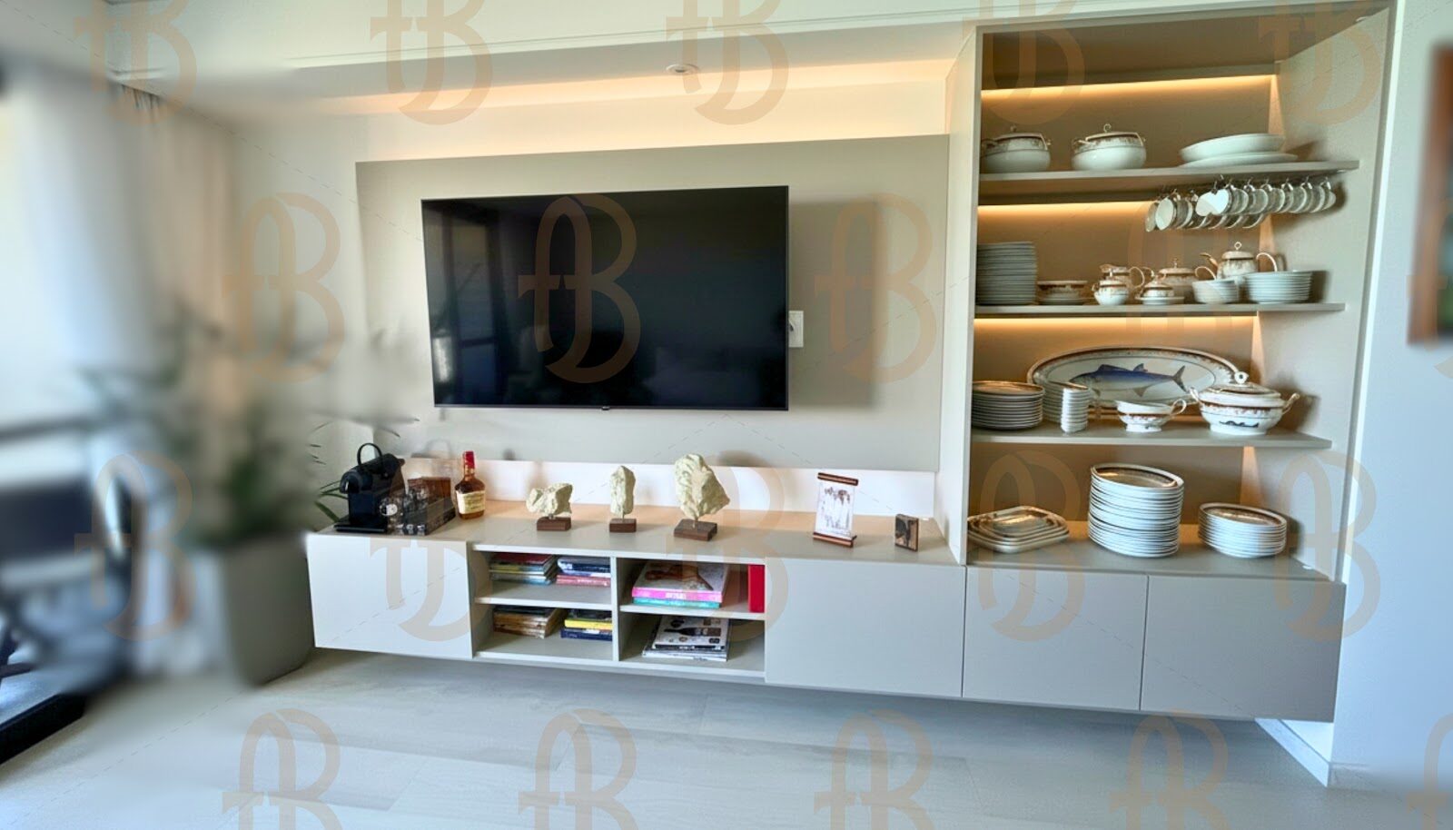Painel de TV planejado em madeira com nichos, projeto Forma no Recife | Boreyart