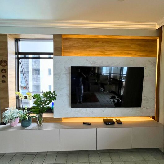 Painel de TV planejado em madeira com iluminação embutida, projeto Forma no Recife | Boreyart