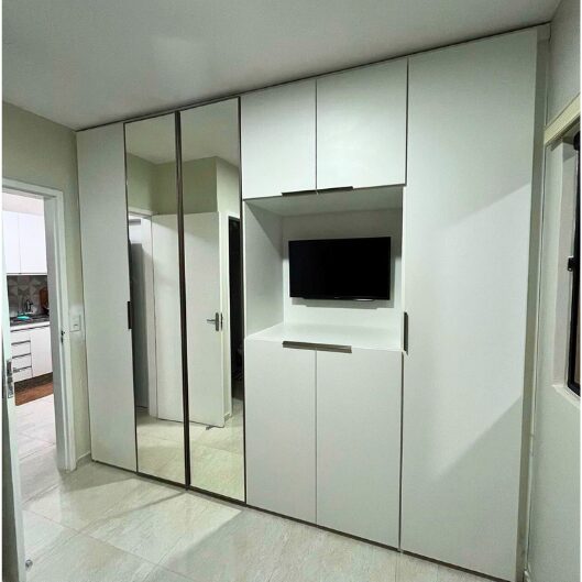 Guarda roupa planejado com portas espelhadas e nicho de TV, projeto Forma no Cabo de Santo Agostinho | Boreyart